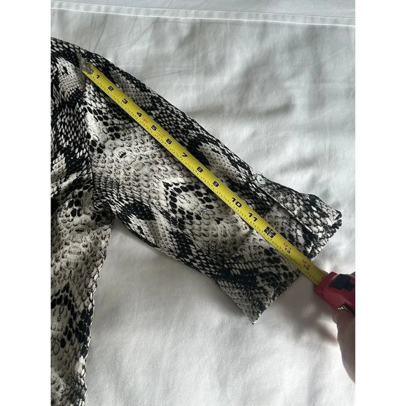 Phanuel Womens Blouse Animal Print Roll Tab Sleeve V-neck Size Medium - Picture 12 of 15